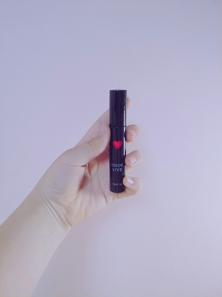 외관이에요😃
길다랗고 유광의 케이스네요 세련된 느낌이 드네요! 가운데에 있는 하트가 색상이네요.
검은색을 좋아하는데 케이스가 검은색이어서 좋네요❤
