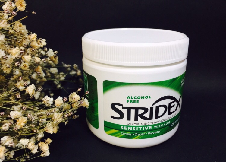 그리고 몰랐는데, 리뷰쓸려고 검색해보다보니까
이게 50년 전에 출시된 "각질패드의 원조"라고 하더라구요! 다른 카피제품들 중에서는 제가 때처럼 밀려나오는 제품도 써보고, 손에 넣고 사용하는 제품도 써봤는데
요게 가장 자극이 적었었어요!