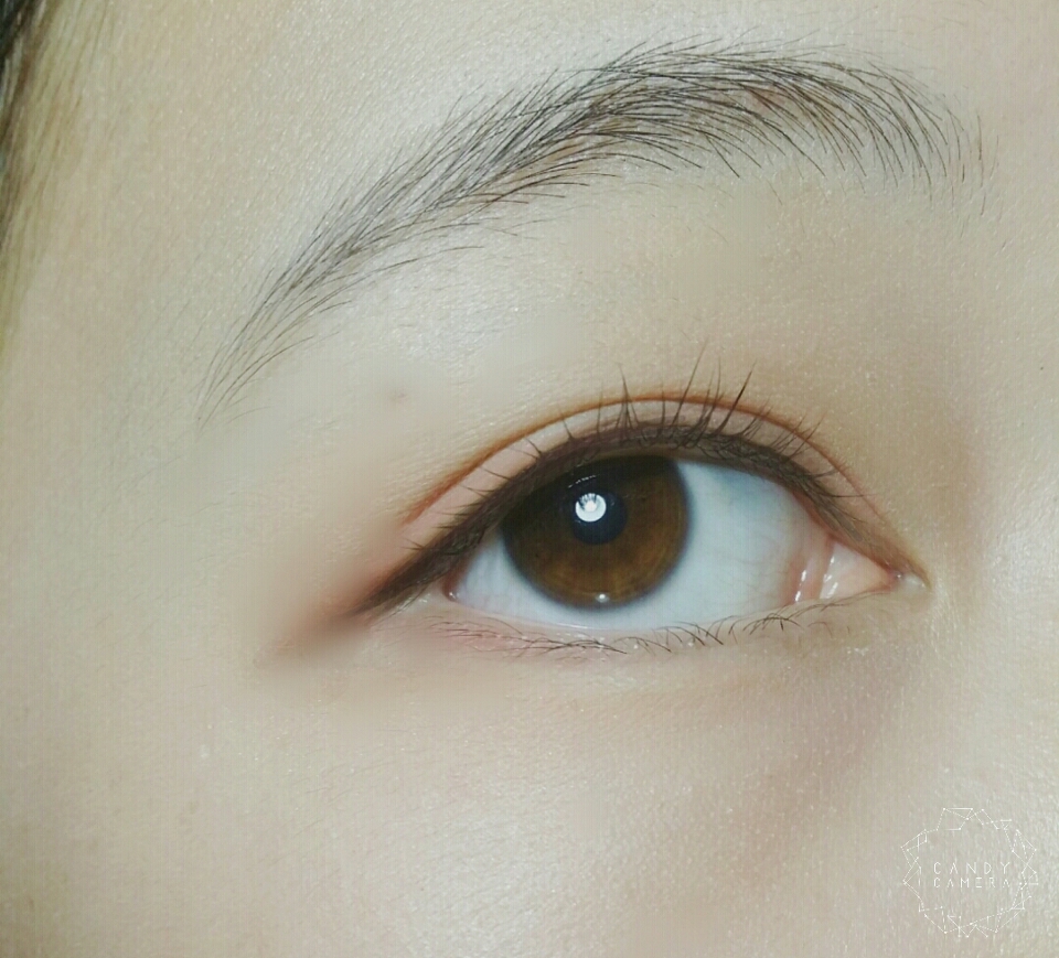 그다음 어두운 브라운 섀도우로 속눈썹가까이에 아이라인을 그리듯이 발라주면 눈화장은 완성 !
