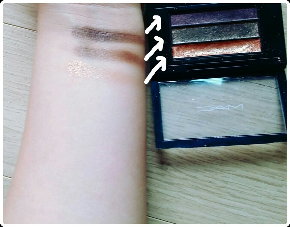 위에부터순서대로맨위!플럼-브라운,
가운데그린-카키,마지막세번째는피치-샴페인입니다ㅎㅎ
발색을하면셋다다른브라운톤색으로발색이됩니당
✔직접보는색과발색되는색이약간의차이가있어요!
예를들어카키색으로보이는데발색되면브라운톤으로된다던지~
그리고펄이들어가있어은은함이독보임