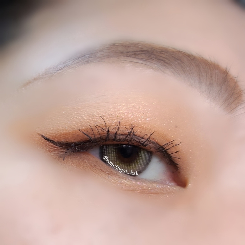 
티나는 메이크업을 즐기는 편인데
컬러들이 차분해서
저는 렌즈로 포인트를 주었어요.

적당히 오묘하게 티나는
올리브 컬러렌즈 착용해주었어요.

브라운 계열이나 투명렌즈 착용하면
청순미 넘치는 데일리 메이크업 될거같아요👍











