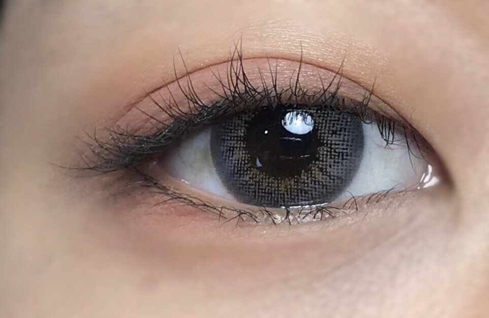 다음으로 주로 붉은빛도는 쉐도우로 눈끝부분을 발라주었고,
눈 밑은 아무래도 붉은끼가 많이 돌면 더 이뻐서 눈동자 중앙까지 발라주었어요
사용한 쉐도우는 에뛰드 하우스 “달달한 대추차”입니다