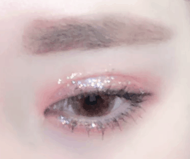 
제가 가지고 있는 리퀴드 글리터 중 
가장 화려하고 가장 블링블링하다고 생각해요!

밀착도 얼마나 좋다구요

너무 좋아서 밤에 화장 싹 지우고 자고 일어나서
거울보면 눈밑에 한두개씩 자잘한 펄이 있어요😁😁

내 메이크업은 화려함이다 하시는분들은
더블노트 픽 하셔야합니댜

차음 출시 됐을때 어플리케이터 구리다는
의견이 많아 
어플리케이터 리뉴얼 되서 나왔는데
훨씬 좋아요! (브러쉬 벌어졌었는데 고무? 로 바뀜)

