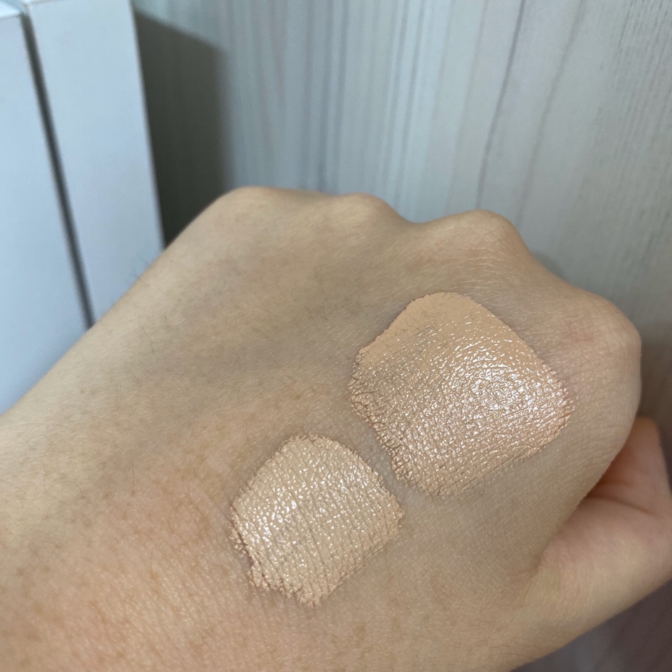 왼쪽이 컨실러 2호 오른쪽이 쿠션 23호 ! 쿠션이 신기하게 오렌지 ?? 빛이 돌아요 막상 피부에 얹으면 그냥 자연스러운 옐로베이지입니다! 