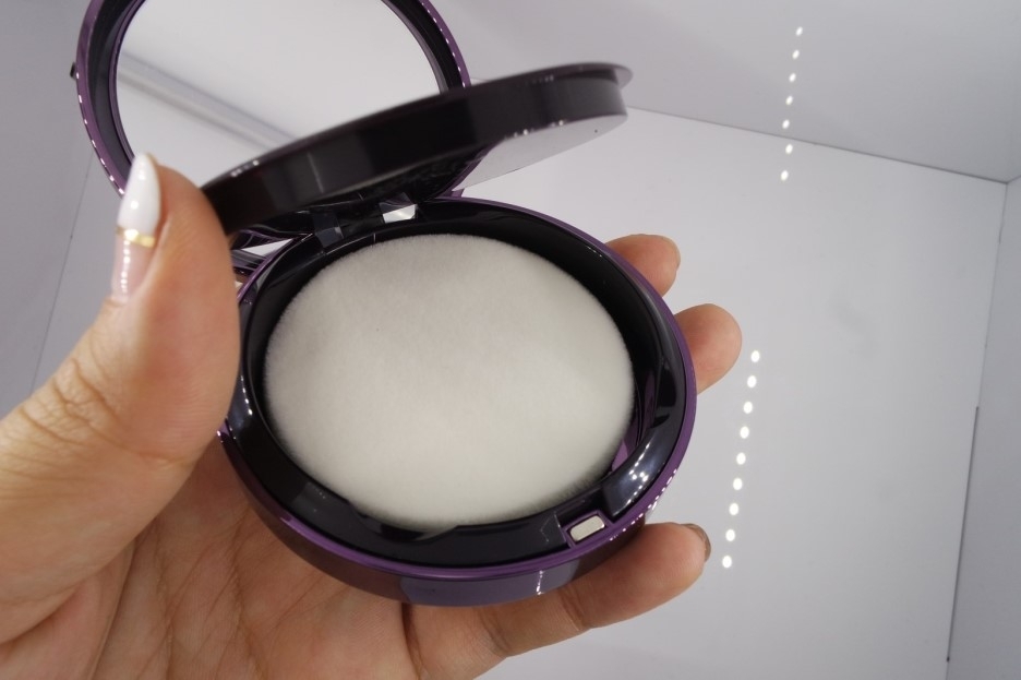 파우더가 있는 부분을 열어보면 이렇게 퍼프가 하나 더 내장되어있어요!

