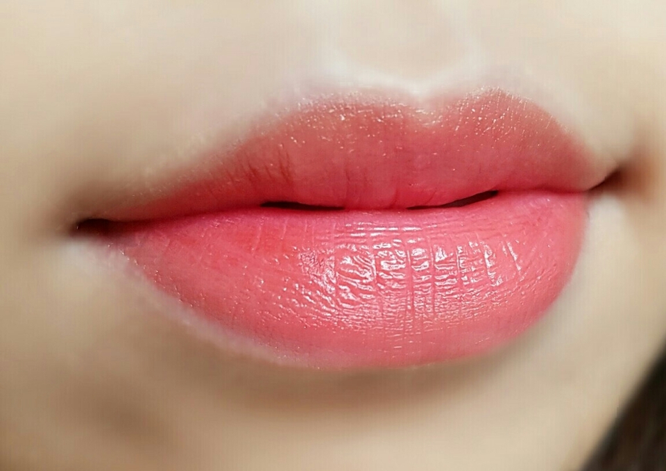 짠! 벌써부터 요플레 현상 보이시나요? 차차틴트는 바르면 바로 흡수시켜줘야 하고 한번에 많이 바르면 안되는데 바로 저거 때문이죠.. 계속 거울을 확인할 수 밖에 없다는..ㅠ