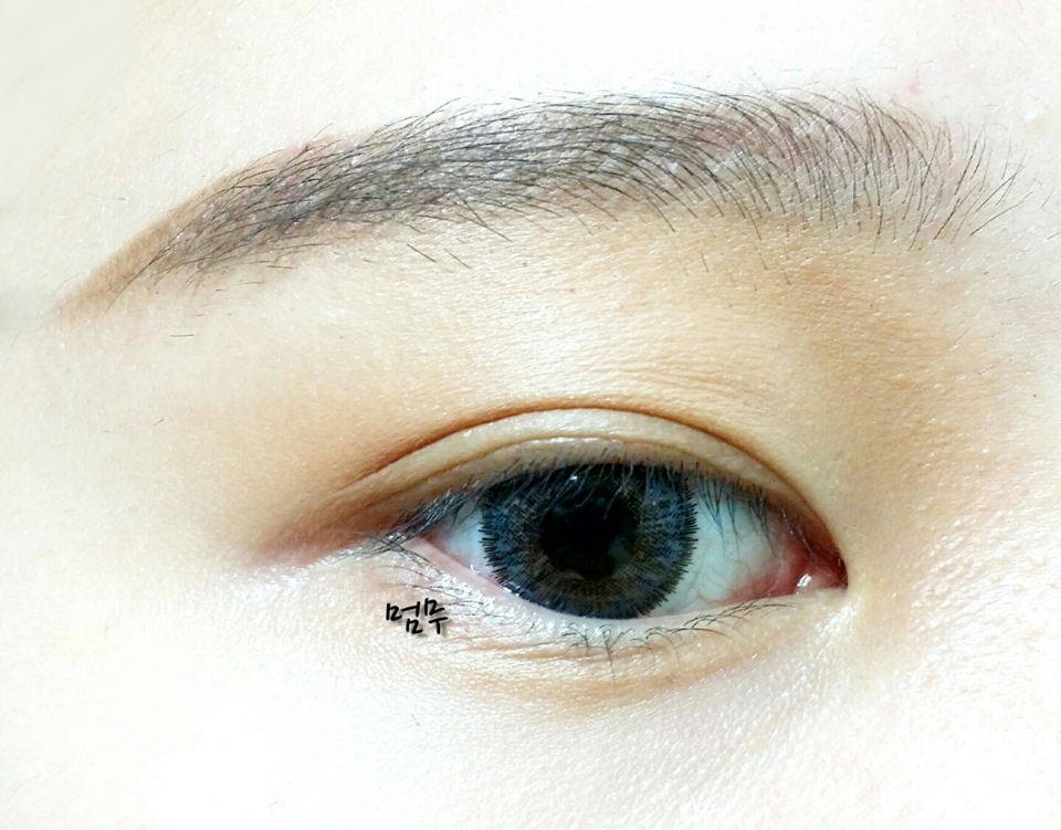 아리따움 매트포뮬라 아이브로우 펜슬 No.6 흑갈색
엘프 래쉬 & 브로우 브러쉬

눈썹을 일자로 살짝 올려 그려줍니다