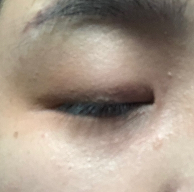 근데 파데 베이스 모두 마치고 그 위에 바르면
파데에 섀도우가 착 붙어서 가루날림 없이 섀도우가
발색되고 전혀 약하지 않아요
베이스로 사용하기 좋은 히든코랄 색상으로
눈두덩 전체를 유분감도 없애주고 베이스 음영 용도로
깔아줬어요 브러쉬를 사용 안 하고 손가락으로 발랐는데
문질러 주니까 부드럽게 퍼지면서 착 붙어서 가루날림은
그닥 못 느꼈어요