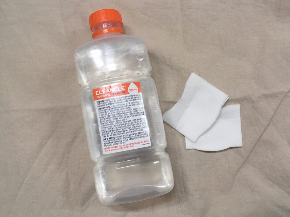 1 step : 생리식염수 팩

- 얇은 화장솜이면서도 쉽게 마르지 않는 화장솜을 선택하셔서 생리식염수로 팩을 해주는게 첫 번째 단계에요. (화장솜이 없다면, 거즈를 이용해서 하셔도돼요!)