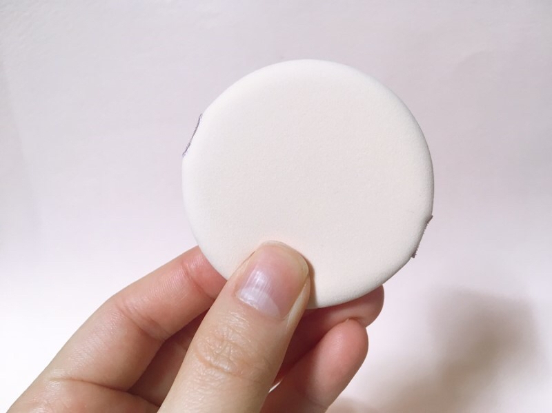 퍼프의 두께감은 너무 얇지도 너무 두껍지도 않은 딱 적당함이었고, 좀 짱짱한 쿠션감을 가진 퍼프같았어요. 퍼프 윗면은 적당히 코팅처리가

되어있어서 내용물이 더럽게 많이 묻어나지 않을 것 같았구요.

​