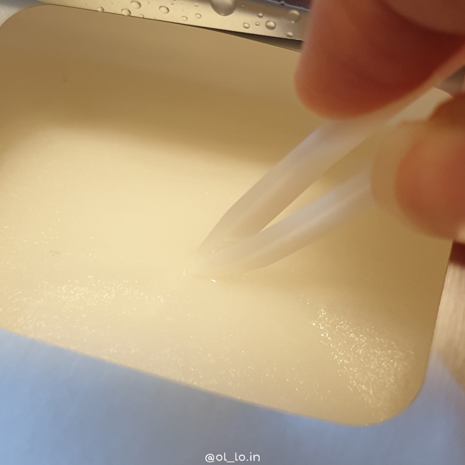 꾹 누르니까 내용물이 엄청 많은게 보이더라고요
사진에서 보는 것 보다 많이 나오는게 보였어요