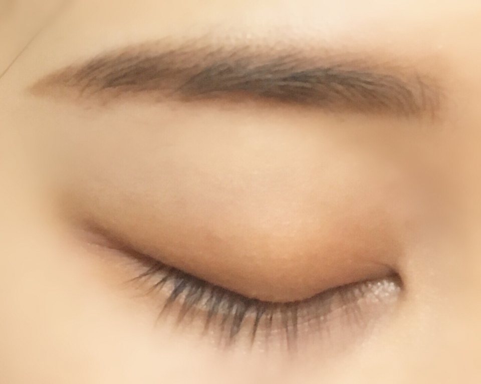 먼저 해변에선 코코넛색상을 눈 전체에 넓게 펴 발라줍니다 