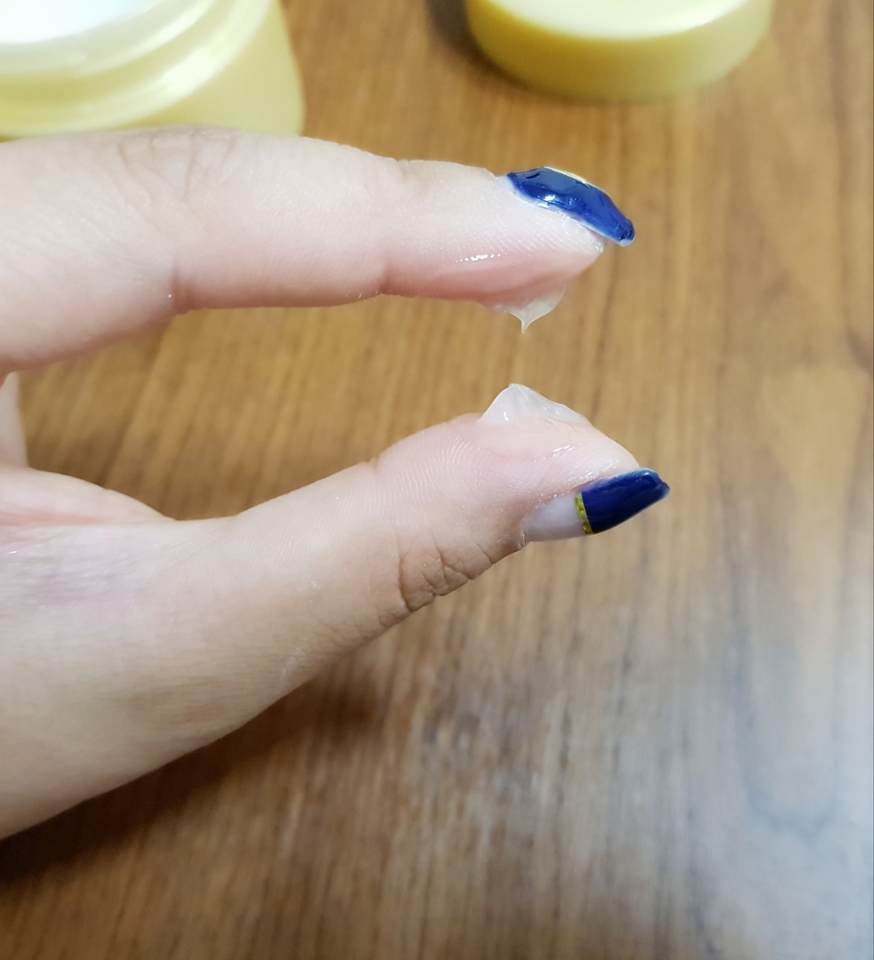 점성은 요정도에요 바르기전엔 아주 끈적이지않아요~! 바른후에 피부가 쫀득+끈적?