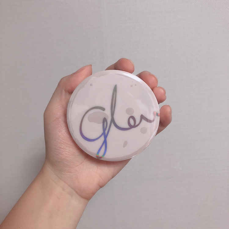쿠션 패키징이 약간 제 취향..ㅎㅎ..
색상은 연핑크랑 연보라의 중간 색상이고 glow 글씨가 홀로그램으로 표현되어있어요
들고다닐때 부끄럽지 않은 패키징이라 좋았어요ㅎㅎ
크기는 다른 쿠션들에 비해 크지도 두껍지도 작지도 얇지도 않은 크기더라구요😁

사용해보니 쿠션용기가 잘 더러워지는 편이더라구요 그래서 가끔 화장솜으로 닦아줬어요