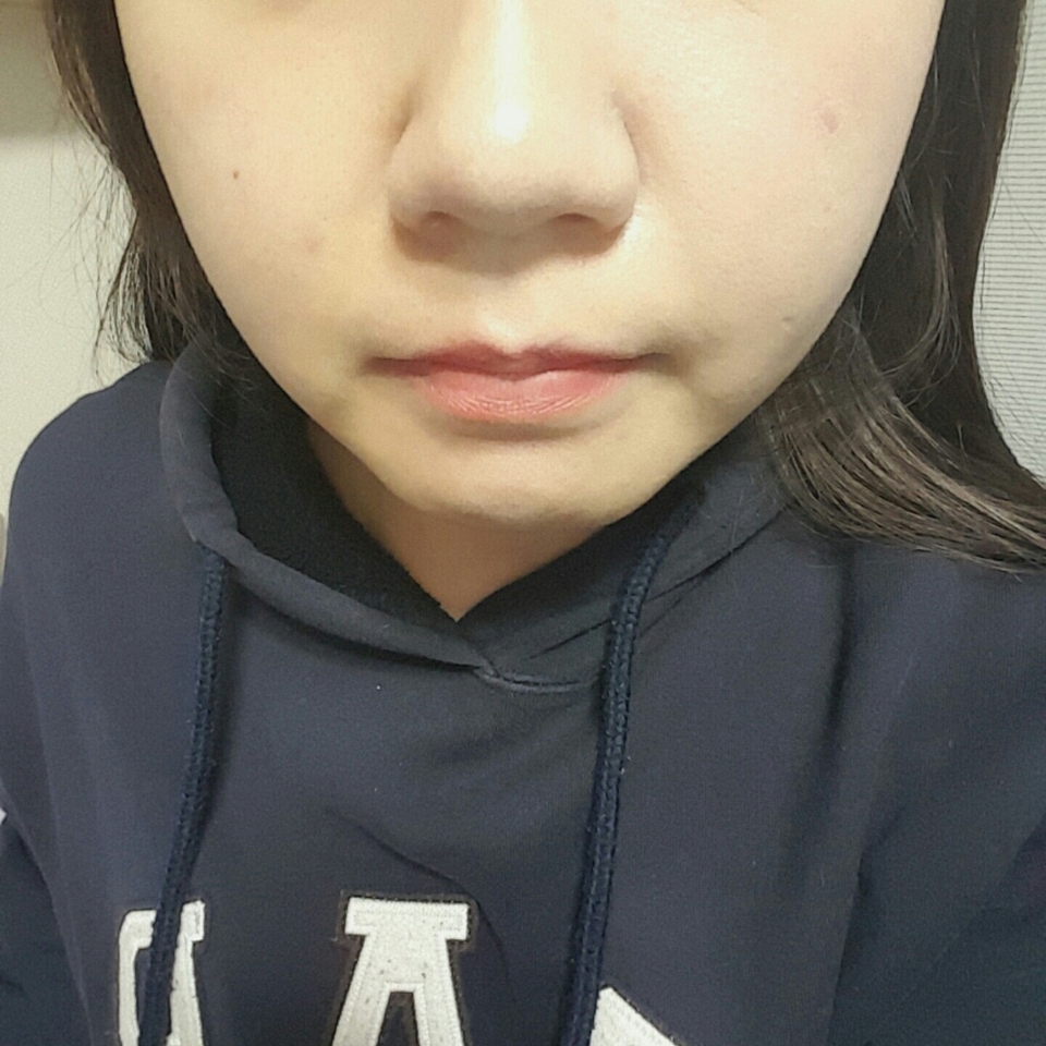 정확한 리뷰를 위해 저렇게 반쪽만바르고 3시간동안 잤어요😴ㅋㅋㅋㅋㅋㅋㅋㅋㅋㅋㅋ
코주변에 유분이올라왔는데 슥 손대니 슥 지워지더라구요😕 유분에는 많이약한것같아요! 처음발랐을때 굉장히 촉촉했는데 지금은 그냥 뽀송해요! 촉촉함은 오래 못가는것같은느낌ㅎ