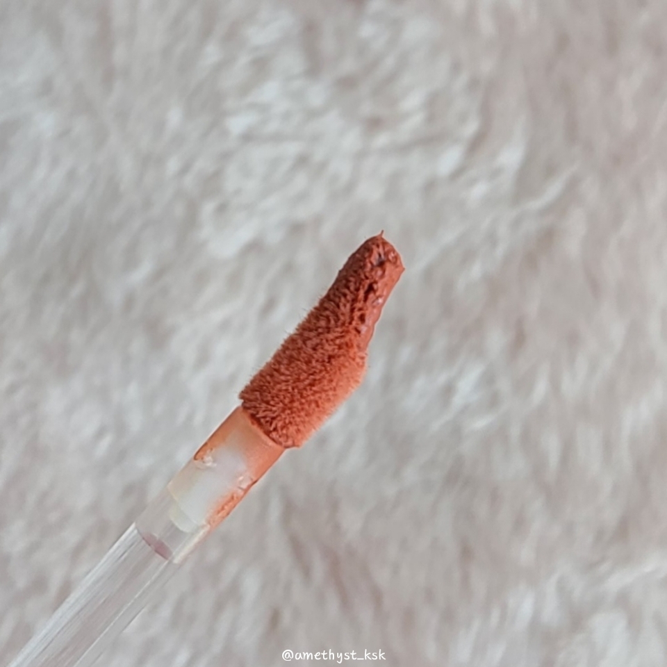 ✔어플리케이터가 입술을 착 감싸는 디자인이라서,
그리고 끝쪽이 날렵해서
립 라인을 따거나 너르게 펴바를때도
모두모두 쉬웠어요!







