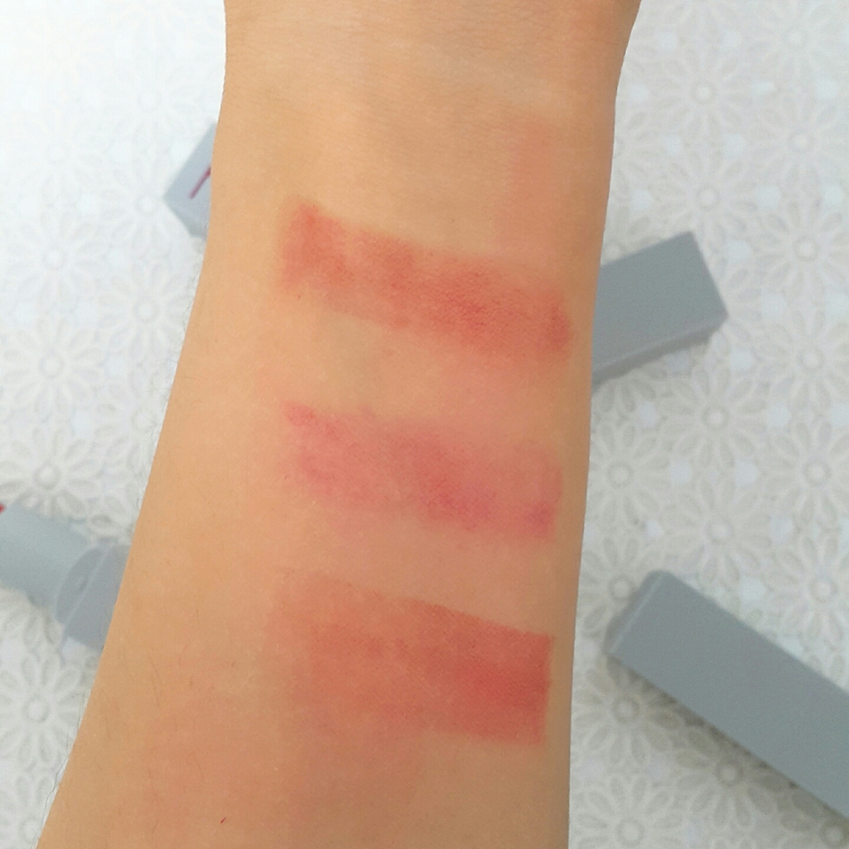 은근 밀착력도 좋아서 꽤 남아있는 편이에요!
다만 입술 가운데 부분은 음식먹고 나면 지워져서 덧발라주셔야해요!