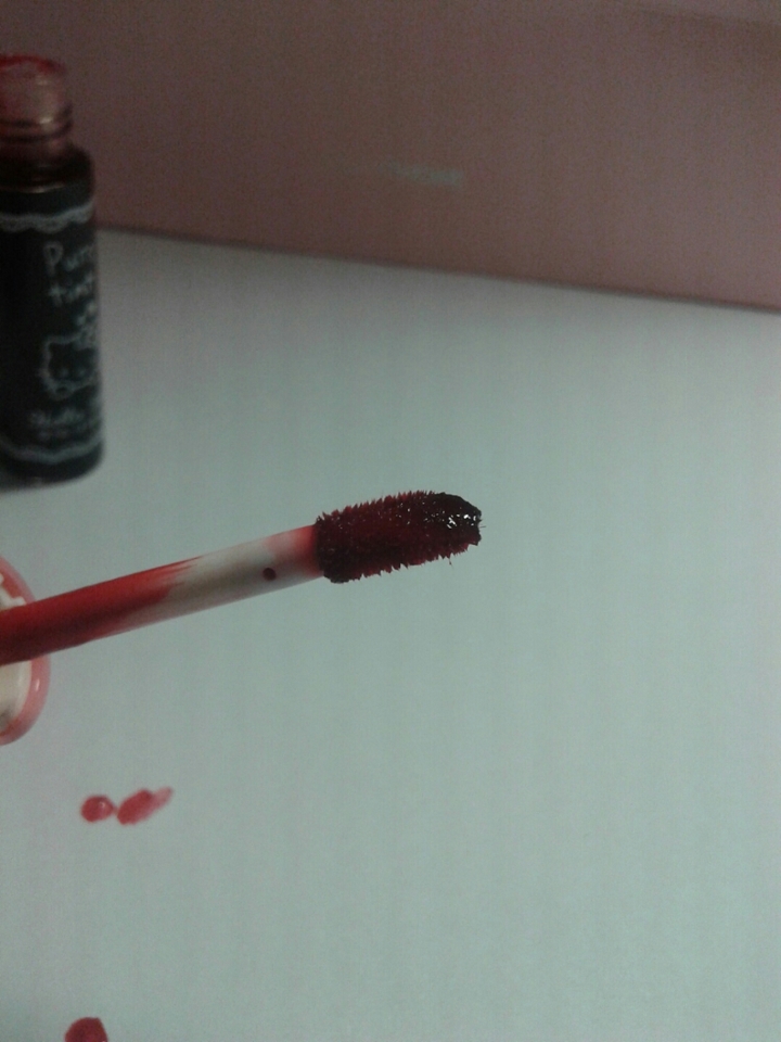 여러분 발색샷이 안 올라가여.... 그래서 다시 찍었는데도 안 올라가..... 살려줘여.......(눈물을 머금고) 봉은... 이렇게 생겼구요.... 색은... 토니모리 딜라이트 틴트 레드랑 똑같아여... 근데 용량도 적으면서 300원 더 비싸... 