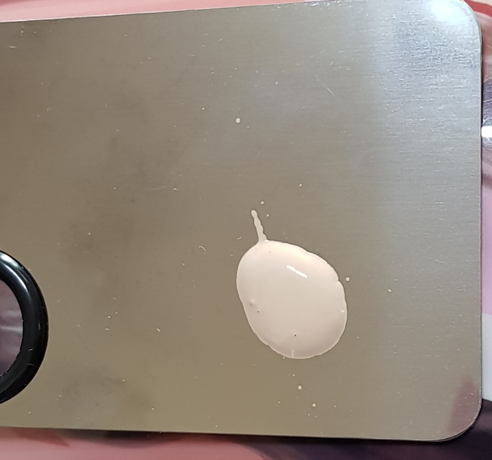 브러쉬를 처음 사용할때는 파운데이션을 양을 넉넉하게 준비합니다ㅋㅋ 