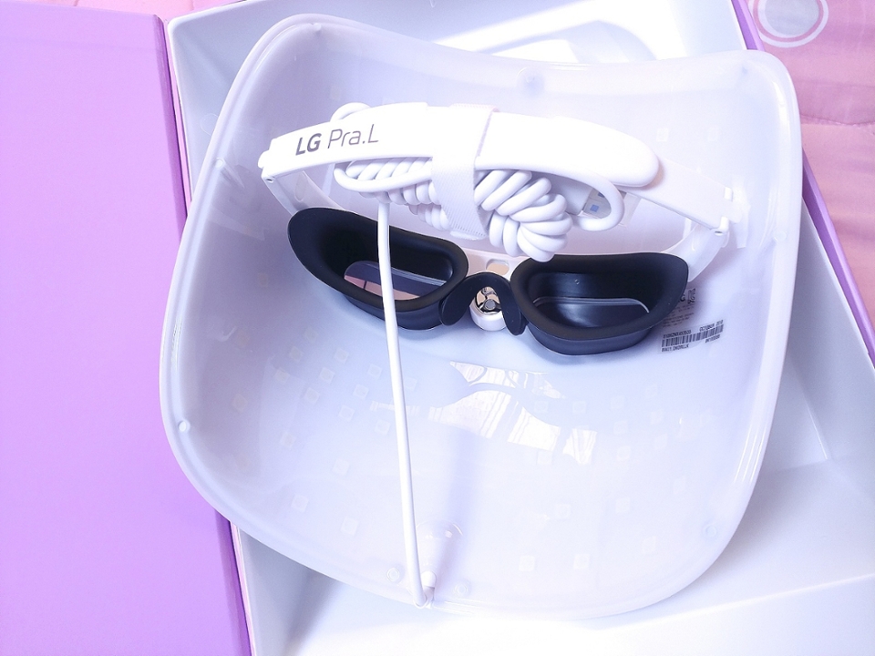 눈을 보호해주는 디자인이랍니다! 안경처럼 써서, 얼굴을 고무에 밀착시켜서 눈을 보호해요. 착용해도 앞이 보여서 편했습니당😊 얼굴에 딱 밀착돼서 눈을 잘 보호해주는 느낌이에요