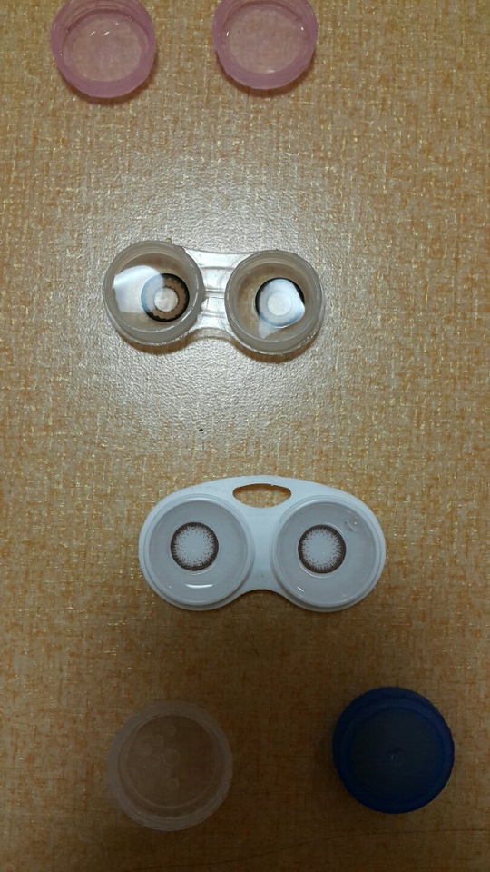 진짜 쌍액과 같이 제 생명인 렌즈들..!
둘다 다비치에서 샀어요 5000원짜리 싸구려..그래도 잘쓰고있답니다 : - )