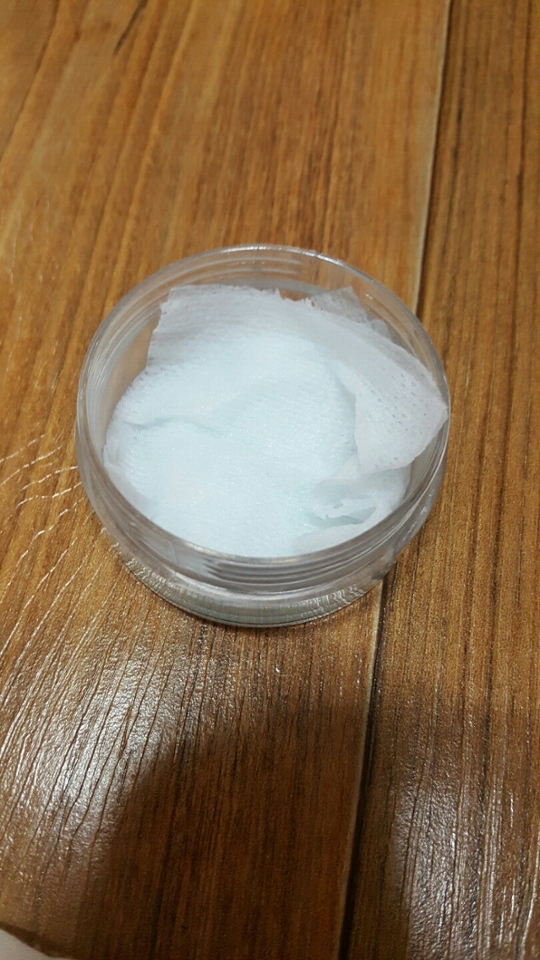 이렇게 리무버를 넣어준 공병에 화장솜을 넣어주면 끄읏 중간중간 면봉같은걸로 화장솜에리무버가 스며들수있도록 눌러주면서 하시면 더 좋겠죠?
리무버는 충분히 넣어주시는게 좋습니당☆