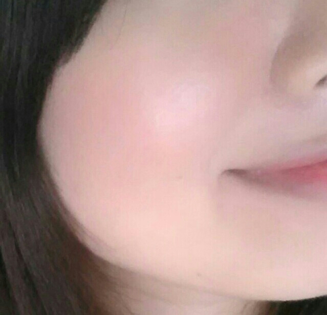 한번 더 발라보았어요. 아니 근데 왜케 넓게 나오고 난리래ㅋㅋㅋ 애플존에만 발랐건만ㅋㅋㅋ 암튼 바를수록 복숭아뺨 색깔이 나요^^ 자연스러움을 원하면 한번, 
도드라진 볼을 원하면 두번 바르세요// 
갠적으로 한번 펴발랐을 때가 레알 꿀피부효과!