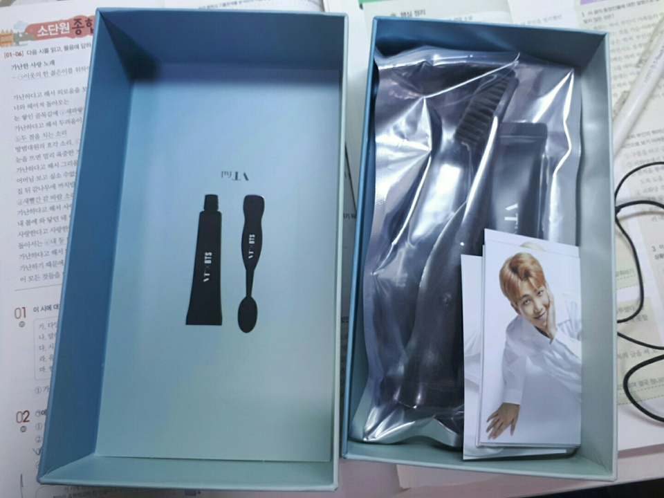 안에 칫솔치약 세트와 방탄 포카 7종, 싸인이 들어있어용! 완전 알찬 구성.. 그래서 그런지 가격이 쵸쿰 비싸댬