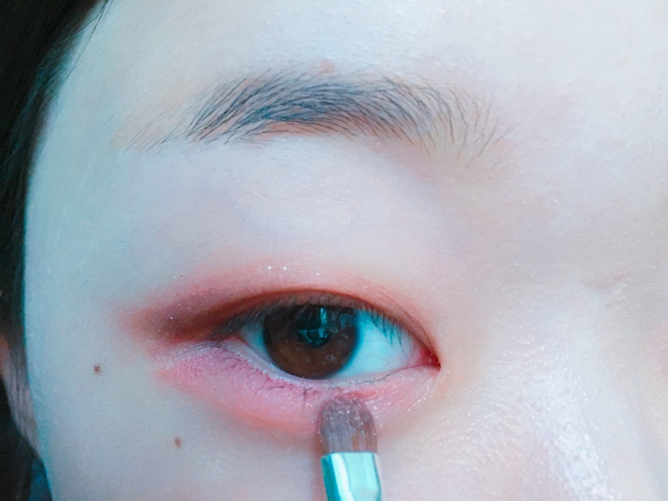 펄섀도우를 애굣살 앞머리에 얹어주세요