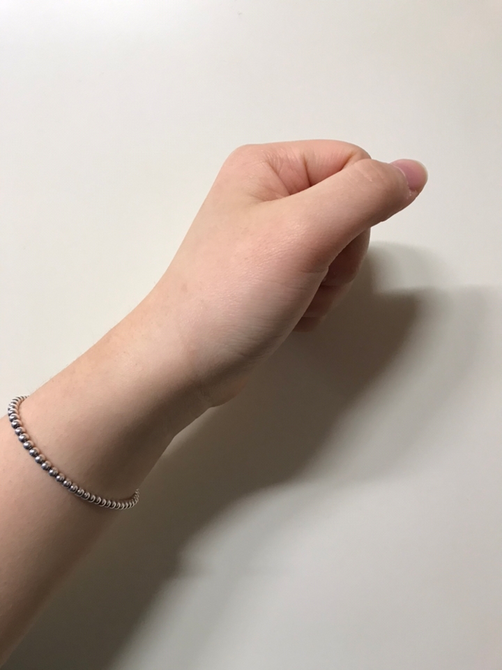 한번 손등에 발라 보려고 해용! 위에 사진은 아무것도 바르지 않은 손등입니당