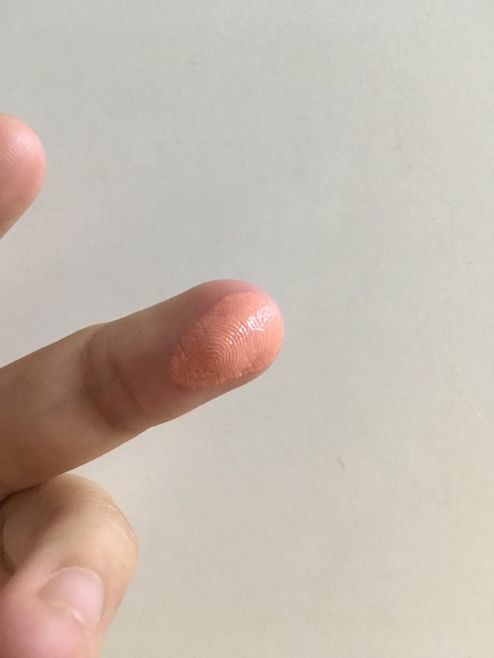 손가락으로 녹인 상태에요! 부드럽게 잘 녹아서 여러번 문지를 필요도 없었어요