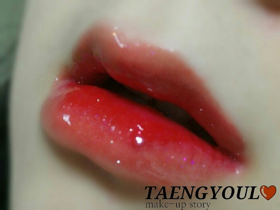보통 개인적으로 매력적이고 예쁘신 무쌍분들은 입술이 도톰하시더라구요 그래서 레드+오렌지+핑크 밀크타입 틴트를 바르고 펄 글로스를 발라줬어요!