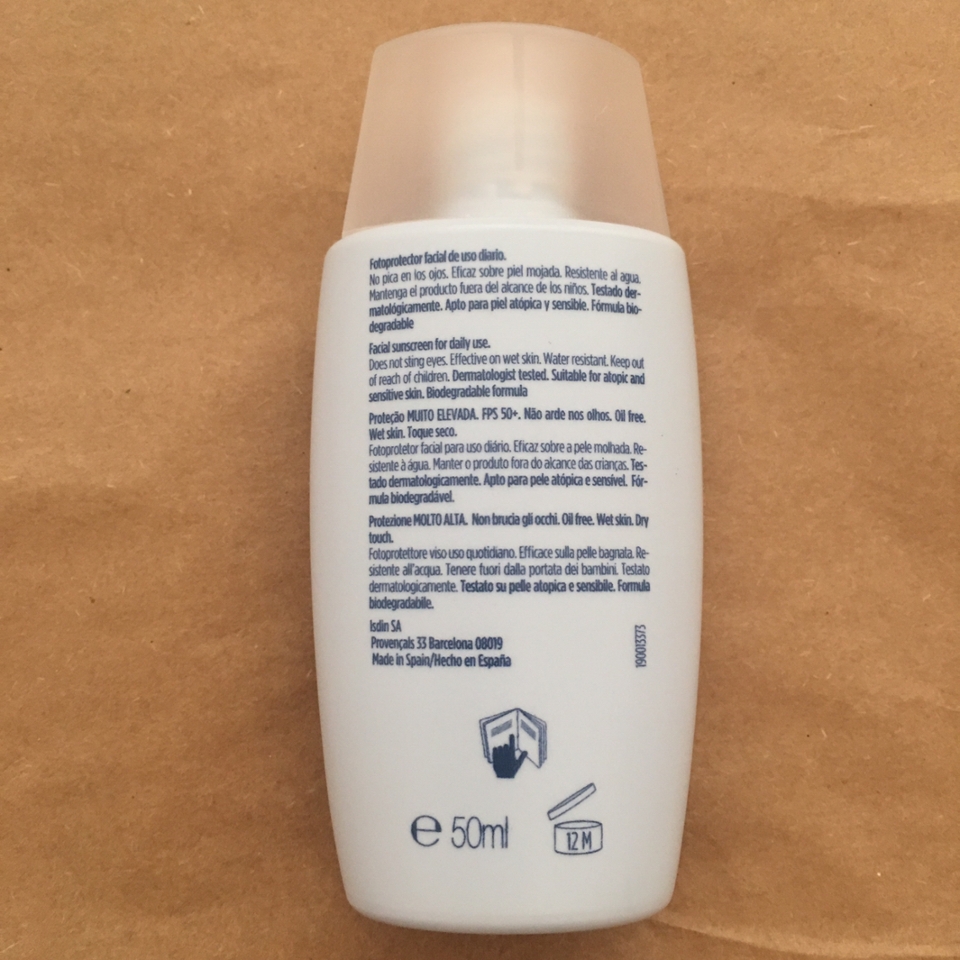 제품 뒷면입니다 작은 사이즈로 휴대하고 다니기 정말 좋아요 
용량은 50ml, 개봉 후 1년까지 사용 가능해요 