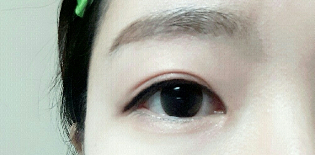 언더 가운데 화이트펄을 살짝 발라주어 애굣살을 만들어줍니다