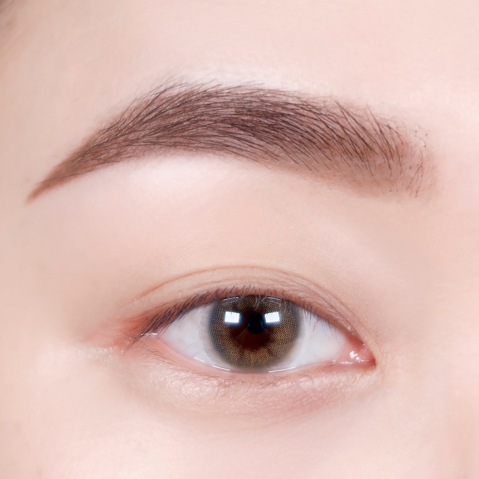 눈썹은 자연스러운 모양으로 밝은 브라운으로 그려줬어요! 눈에 프라이머와 파우더처리는 필수랍니다!