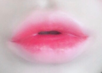 두번째 페리페라 잉크 심쿵주의로 안쪽에만
발라주세요!

그럼 이렇게 얼룩덜룩 해진 상태인데
티슈로 한번 꾹 찍어주면 됩니다

(이건 찍지 않은 모습이에요!)

