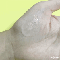 내용물은 이렇게 부드럽게 잘 발리는 편입니다.
​
피지 조절 기능이 있는 제품이라
실리콘처럼 약간은 뻑뻑한 느낌인 줄 알았는데
앰플이나 에센스를 바르는 것처럼
촉촉하고 부드럽게 발리더라고요.

향은 베이비파우더 같은
포근한 향입니다.

호불호가 크게 갈리지 않는 향이에요.