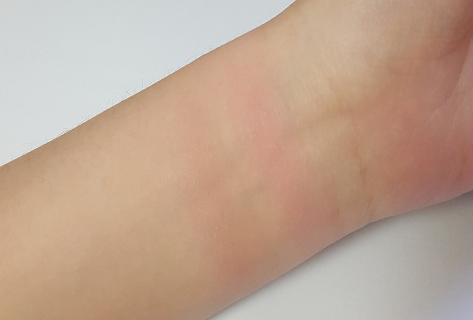 이젠 블러셔 2종을 소개할게요!
카메라가 블러셔 색상을 잘 못잡더라구요😭
왼쪽이 핑크모먼트 오른쪽이 앤디로즈 에요