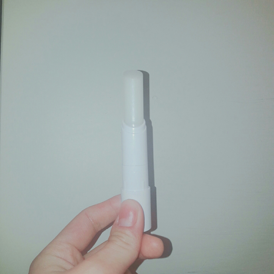 이렇게 무색인 형태구욤!!

우리 립밤바르면 막 무겁거나 텁텁한 느낌드는 제형들 많았자나오

하지만 이건 잘 스며들면서 얇게 촉촉하게 밀착되고 전혀 많이 계속 발라두 무겁지가 않았어요~♡