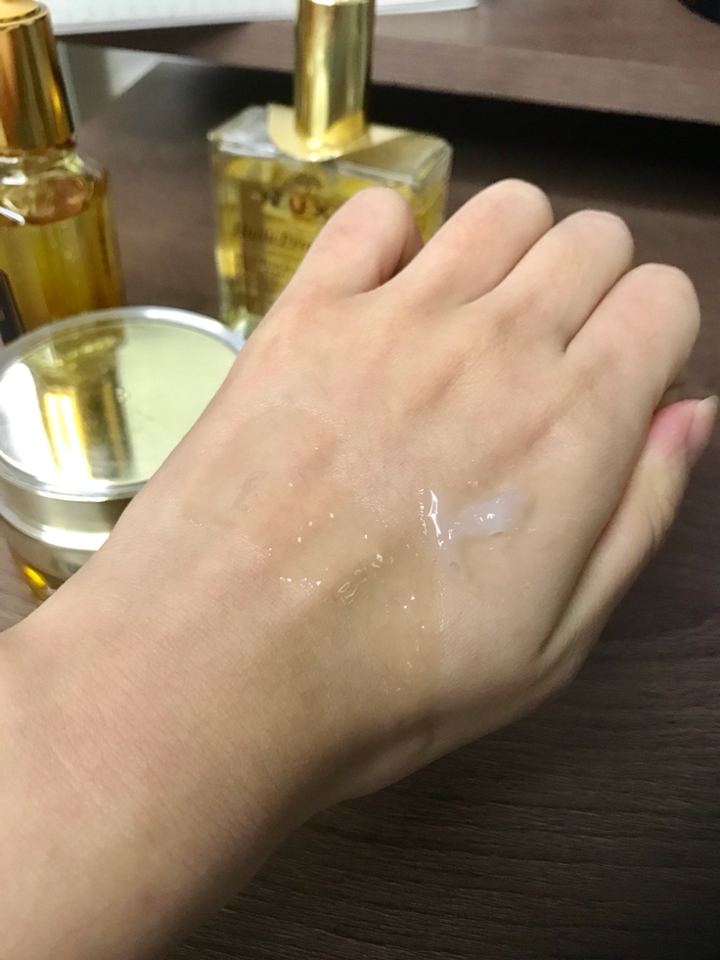 눅스 드라이 오일은 뭐.. 유명한 효자템이자 올리브영 추천템이죠! 아몬드 향이 아주 진하게 나는 오일인데,
이름대로 정말 끈적이지 않습니다! 다만 저는 피부 장벽이 얇은 편이라, 오일을 많이 바르면 모공이 막히는 느낌이 들어요8ㅅ8