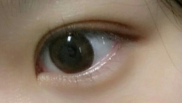 아까 까먹고 못했는데 해변에서 코코넛을 애굣살에 그림자로 그려주세요.그리고 다이소 뷰러로 2번정도 찝어주고 미샤 4D마스카라를 해줬어요