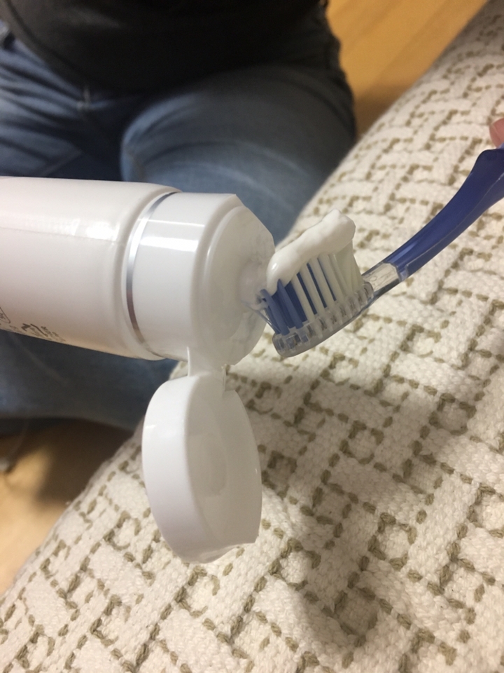 치약 색도 흰색이고
제형은 일반 치약과 같은 제형입니다