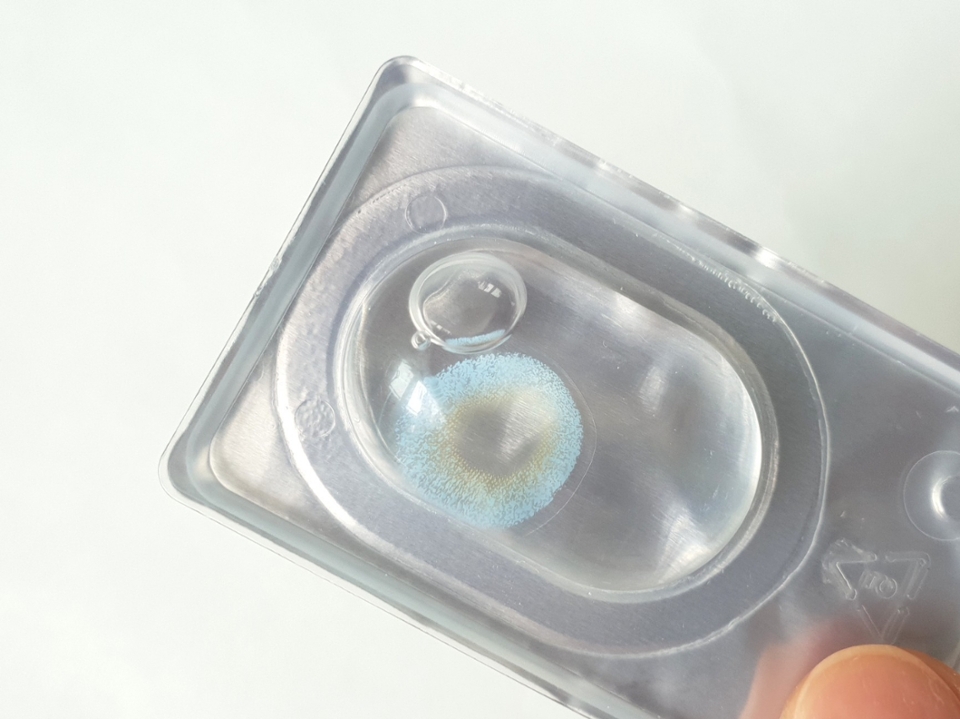 안쪽은 노란색이고 바깥쪽은 하늘색에 소다 기포같은 그래픽이라 디자인이 엄청 독특해요!