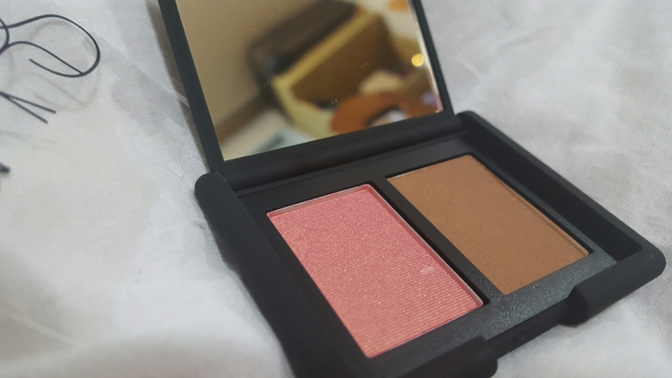 오르가즘에는 쉬머리한데 화려한 금펄이 있어요 

라구나에도 펄이 있지만 라구나 펄은 전혀 티가 안나요

이제 손목발색을 보여드릴게요