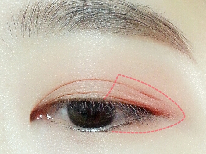 이번 메이크업의 핵심인 자몽속살같은 붉으리한 핑크코랄섀도우로 눈 뒤쪽을 막듯이 뒤에서 앞쪽으로 터치해주면서 언더 삼각존까지 연결해주세요.

에뛰드하우스 룩앳마이아이즈 까페 '상큼자몽티'