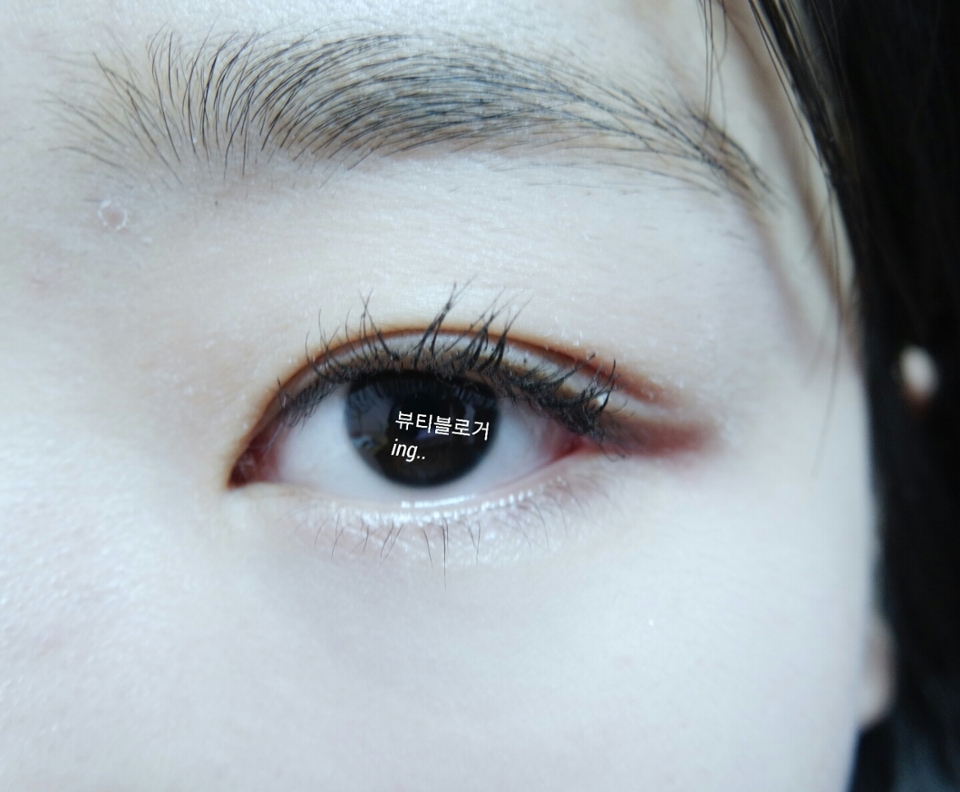 지금 사용하고있는 마스카라로 뭉쳐도 돠니깐 꼼꼼리 발라주세요. 그리고 아이브로우 뒤에 달려있는 스크류로 빗어서 엉키고 떡진 마스카라를 풀어줍니다.
