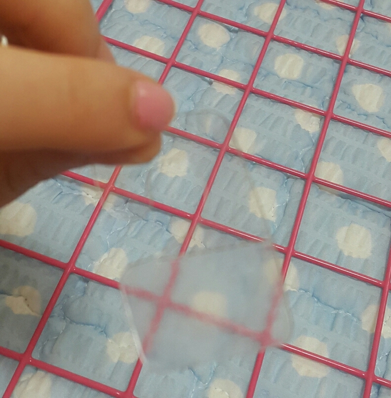 행거 뒷부분에는 접착면이 있어요~
2. 접착면을 섀도우 케이스에 붙여주세요
