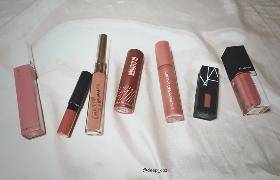 

가을을 맞이하는 코덕의 자세🍂🍂
가을컬러를 미리 구비해두고
비슷한 색은 발색을 비교해본다😏
⠀
ㆍ메이블린 슈퍼스테이 15 #룰러
ㆍ우드버리 립펜슬 #슈가로즈
ㆍColourpop #zuma
ㆍ투쿨포스쿨 글램락 립스틱 #젠티
ㆍ어퓨 과즙팡 무스틴트 #너무화과나
ㆍ나스 #아메리칸우먼
⠀
⠀