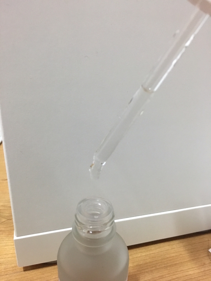 왜냐하면 이 제품은 병목이 좁거든요;; 
입구가 넓으면 쉽게 변질될까봐 이렇게 만들었는지는 몰라도 스포이드가 병목 통과할 때마다 왠지 깨질것 같고 맘은 조마조마하고 그래요.. 