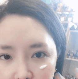 더운데 선크림까지 끈적이고 뻣뻣하면
불쾌지수 올라가잖아요ㅠㅠ

이 제품은 그런게 없어서 진짜 너무 좋아요

촉촉하게 바로 스며드니까 그 다음 
프라이머나 베이스 바를때도 밀림 현상도 없구요!

끈적임이 없으니까 팔이나 목 부위에 바르기도
좋고 옷에 하얗게 묻어남도 없고

땀 흘려서 하얀 국물 떨어질 일도 없다는것! 

순한 선크림을 찾으시거나 발림성 좋은 선크림
그리고 선크림 바른 느낌이 안났으면 하는분은 
강추 강추👍🏻 

재구매의사 100% 있는 선젤입니당!🌵

